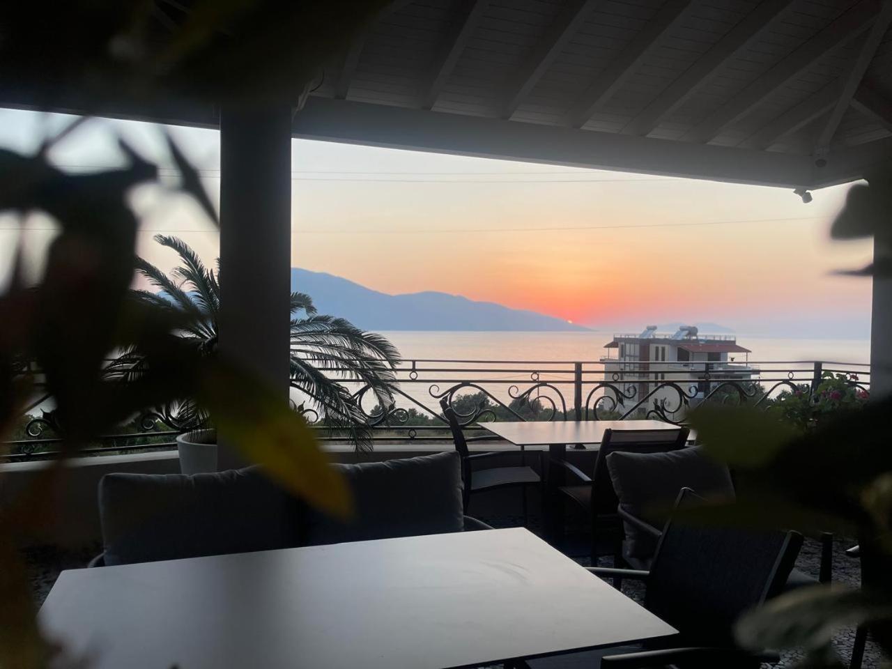 Hotel Majestic Radhimë Buitenkant foto