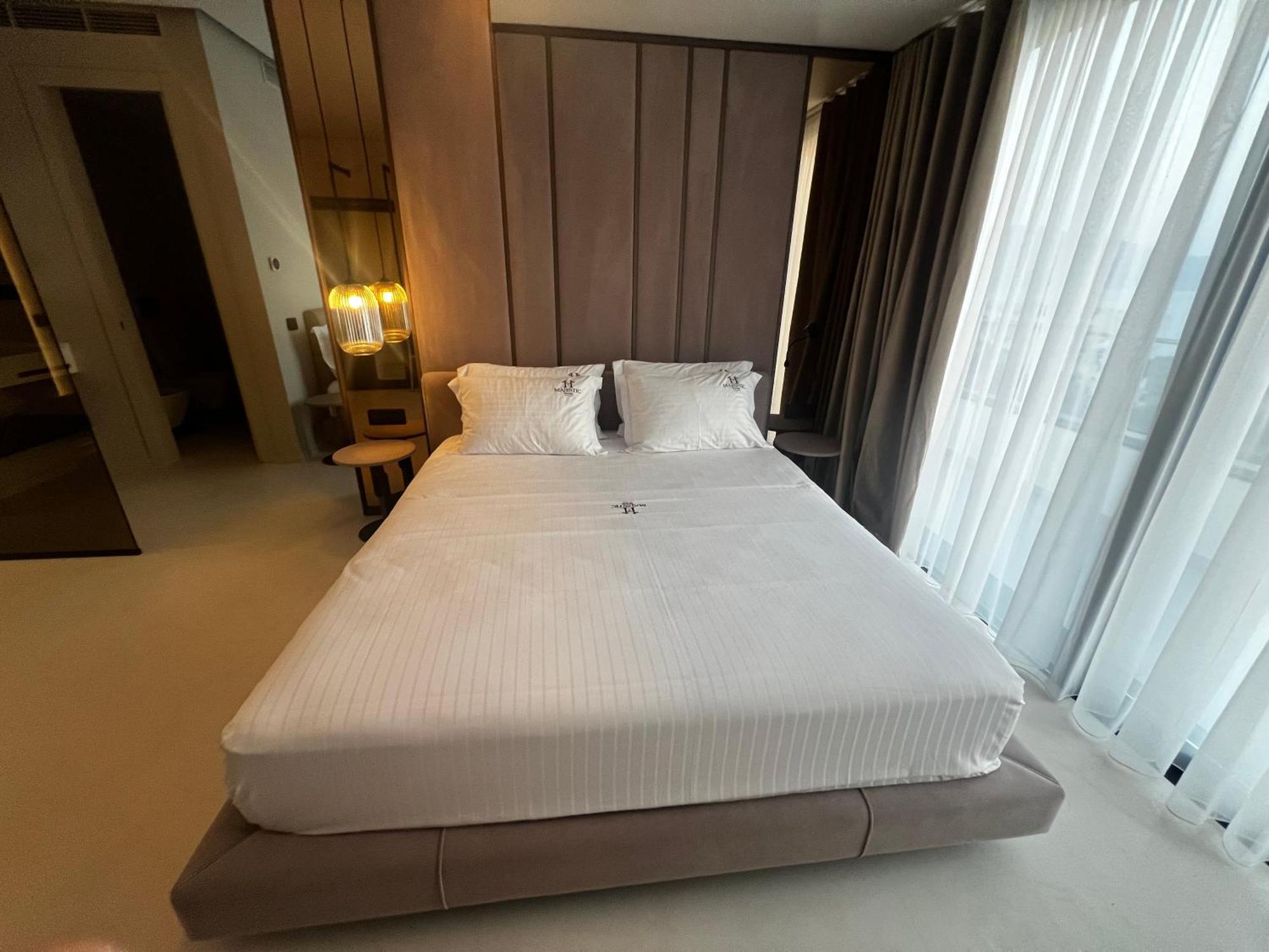 Hotel Majestic Radhimë Buitenkant foto