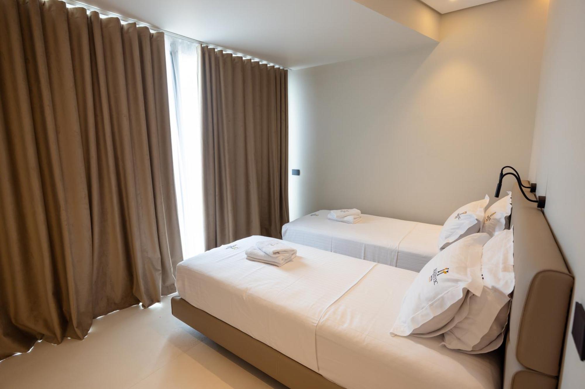 Hotel Majestic Radhimë Buitenkant foto