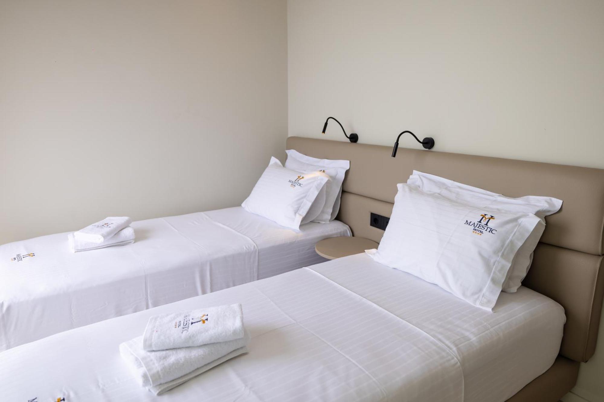 Hotel Majestic Radhimë Buitenkant foto