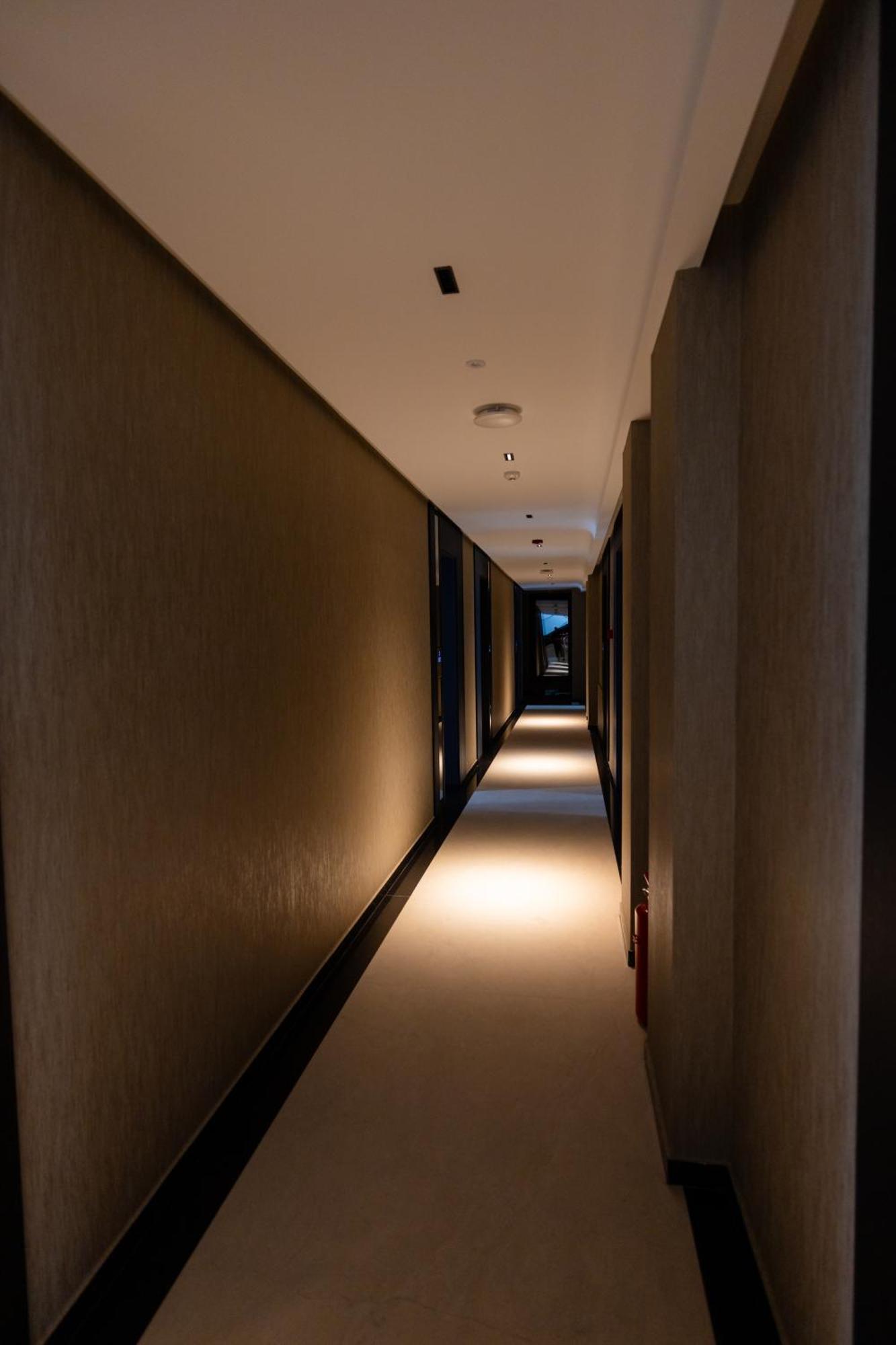 Hotel Majestic Radhimë Buitenkant foto