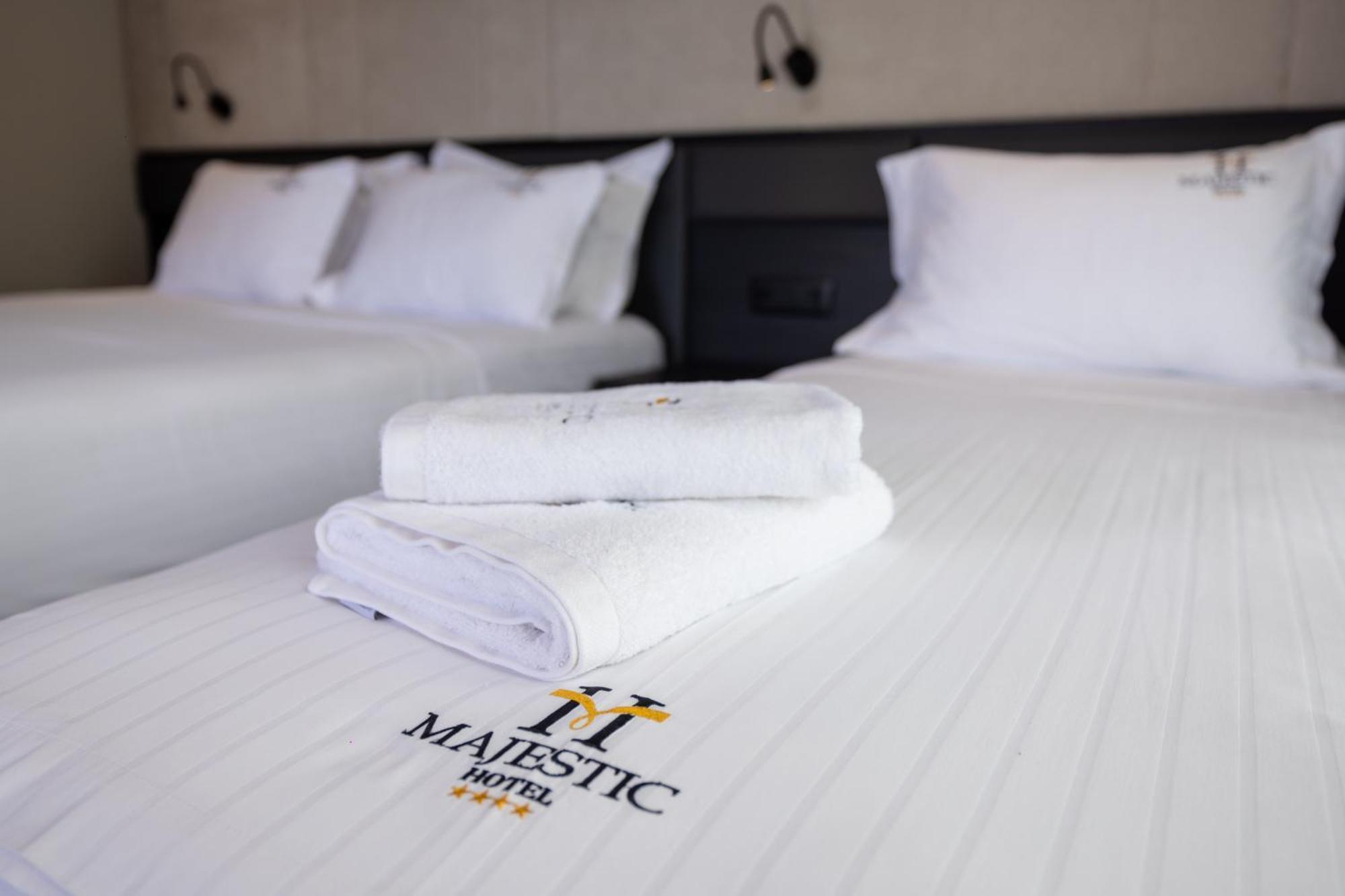Hotel Majestic Radhimë Buitenkant foto