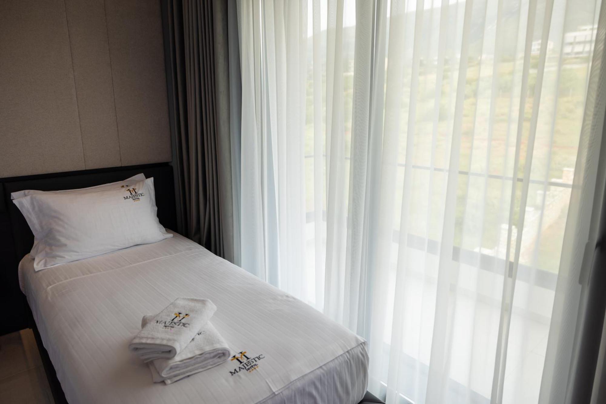 Hotel Majestic Radhimë Buitenkant foto